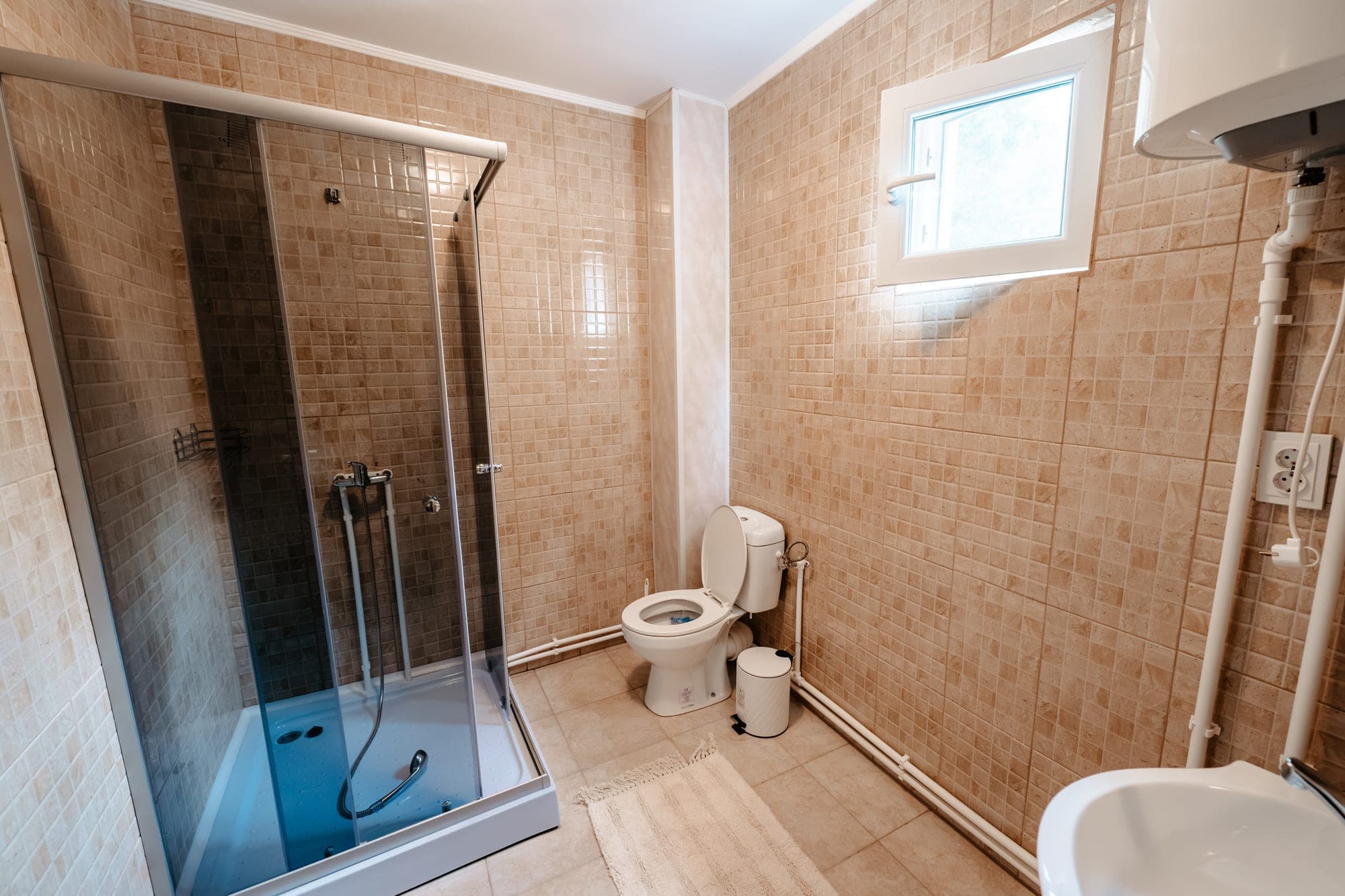 Baie cu duș la Villa Palm, Poiana Aiudului