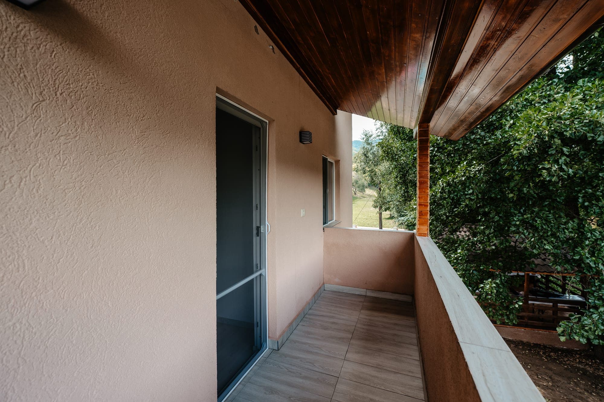 Balcon cu vedere spre curte și verdeață la Villa Palm