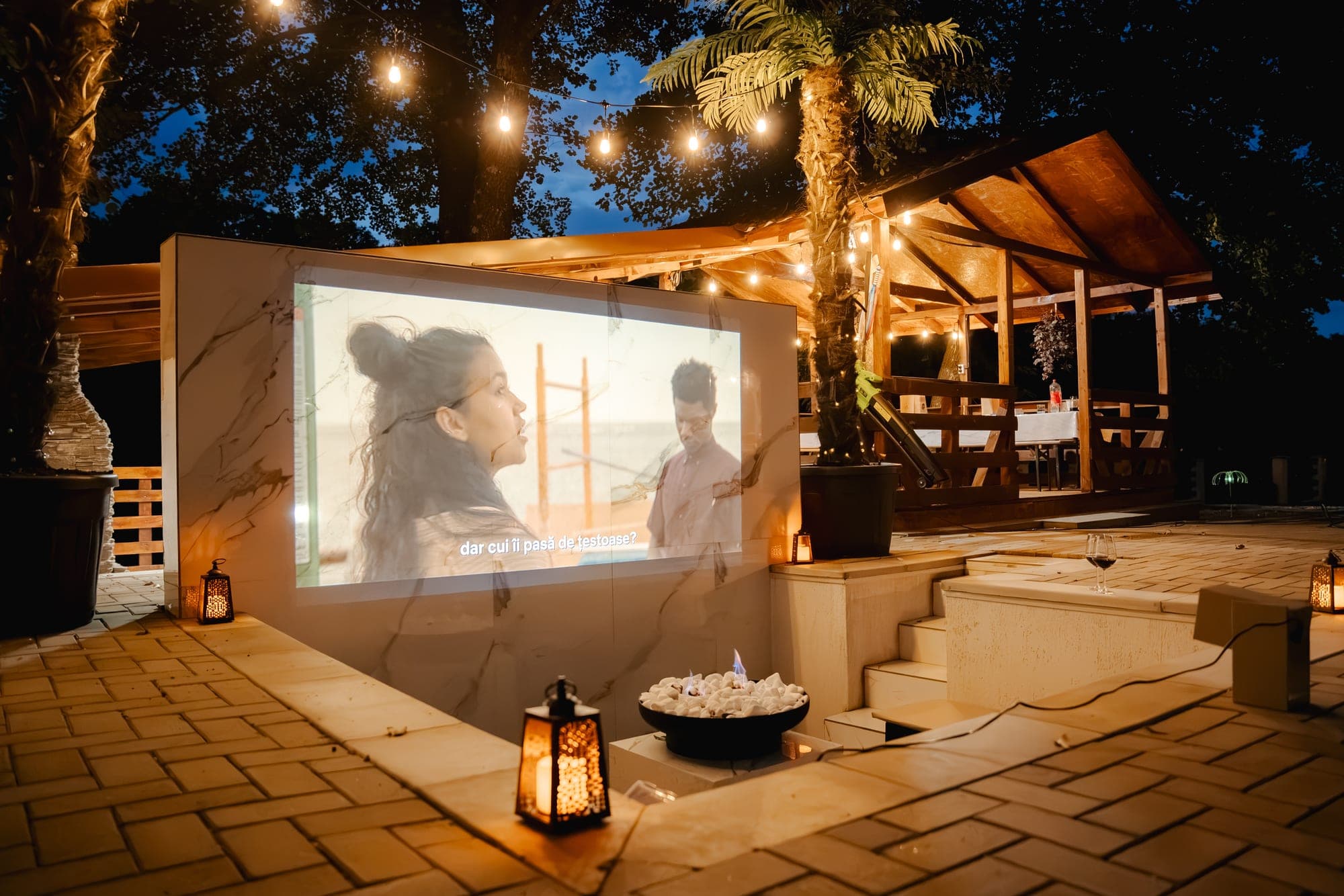 Cinema outdoor la amurg, lângă foișorul de lemn de la Villa Palm