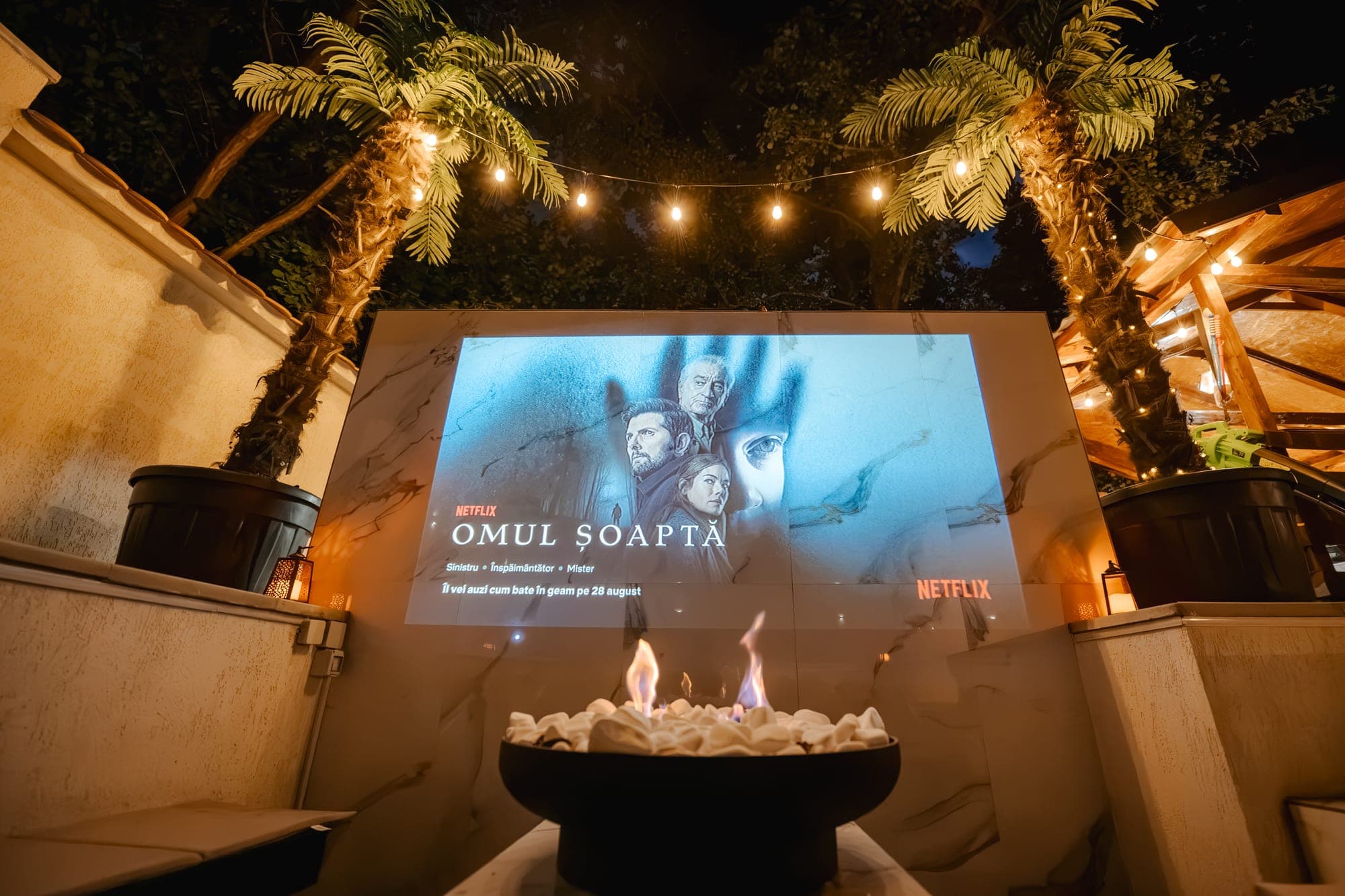 Vatră cu foc în fața ecranului de cinema la Villa Palm