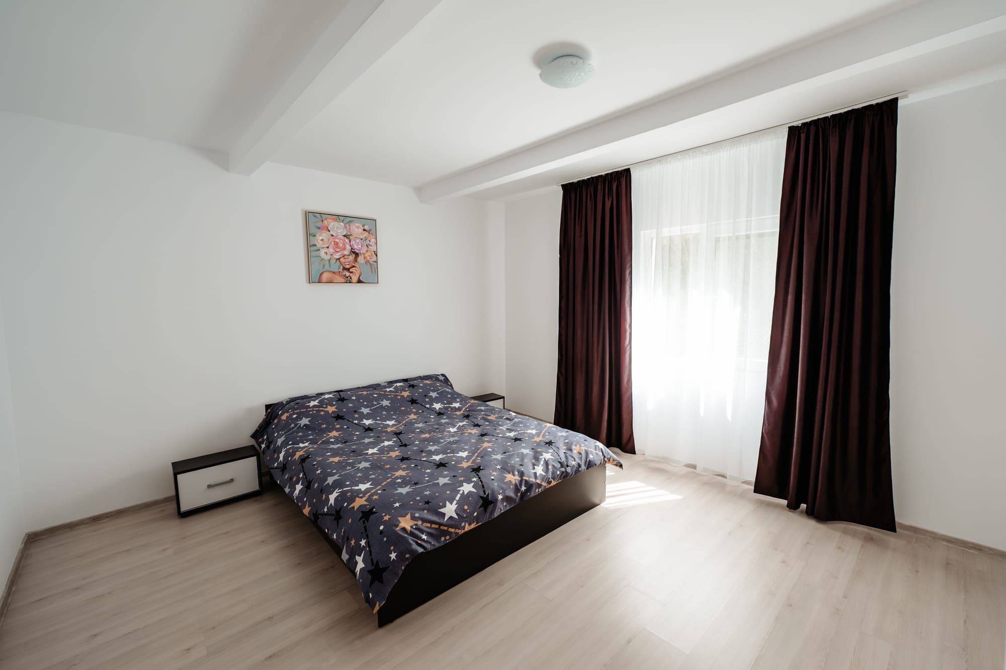 Dormitor luminos cu pat dublu la Villa Palm