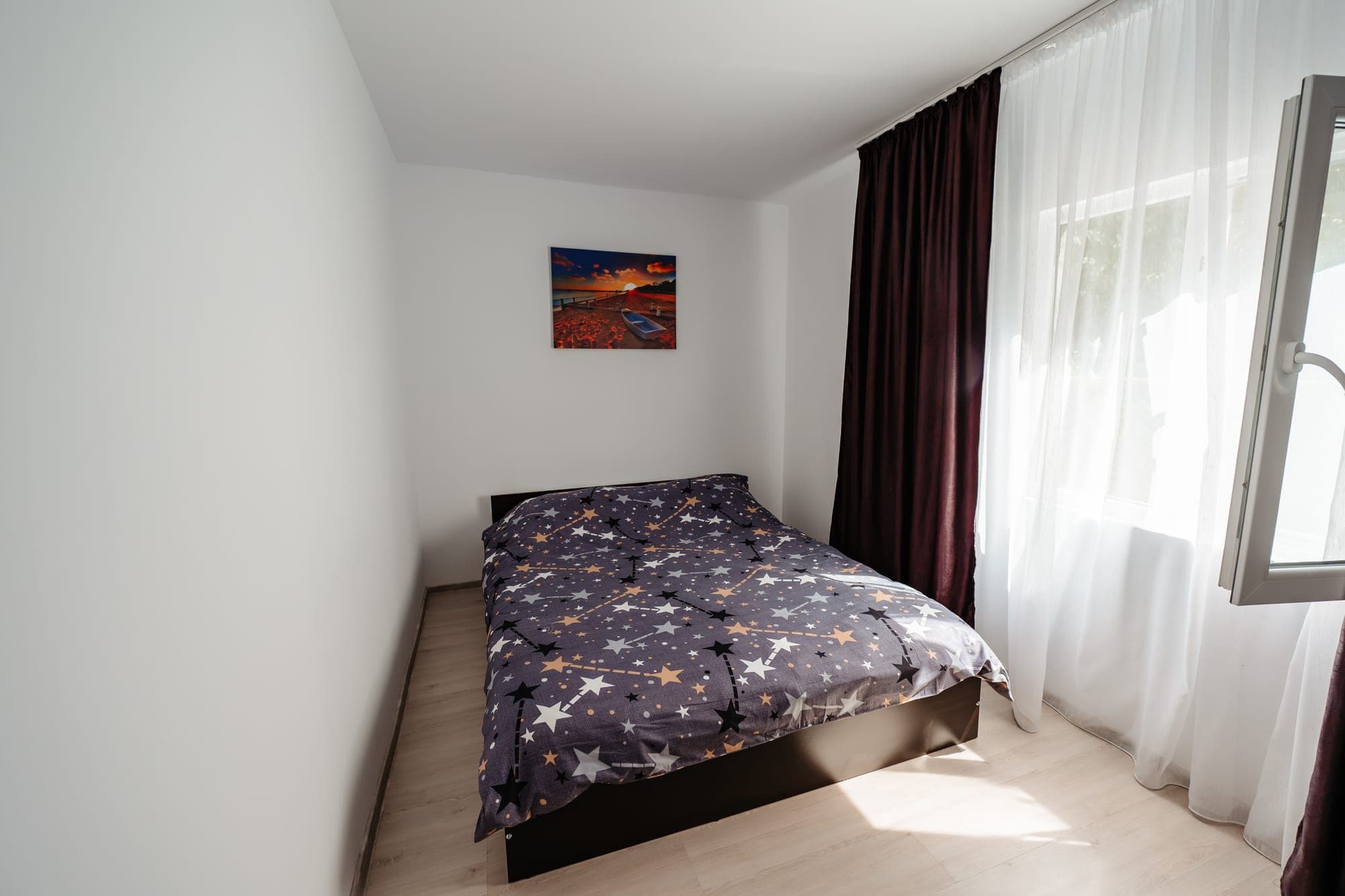 Dormitor mai mic, cu lumină de la fereastră, la Villa Palm