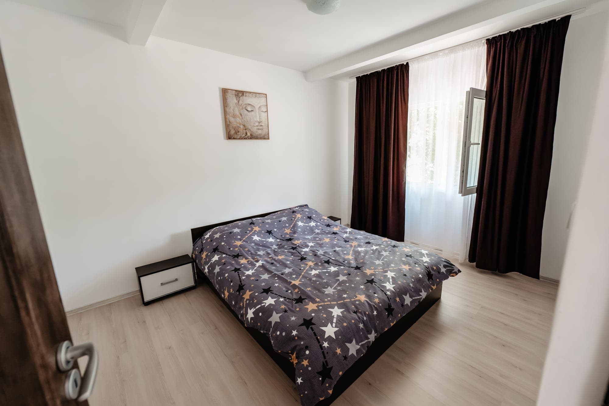 Dormitor cu pat dublu și fereastră la Villa Palm