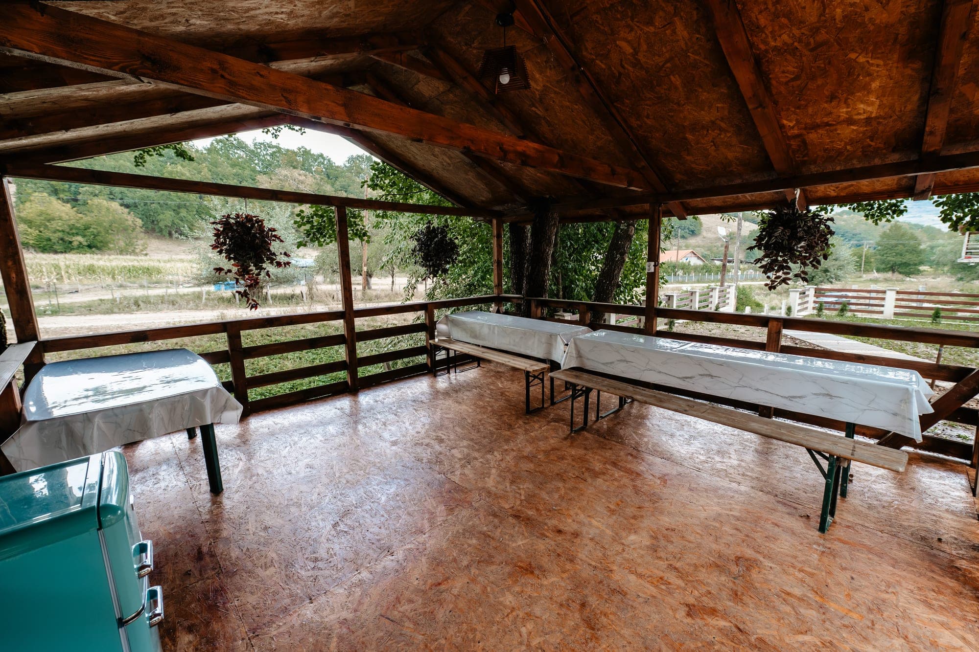 Interiorul foișorului, cu mese pentru grup, la Villa Palm
