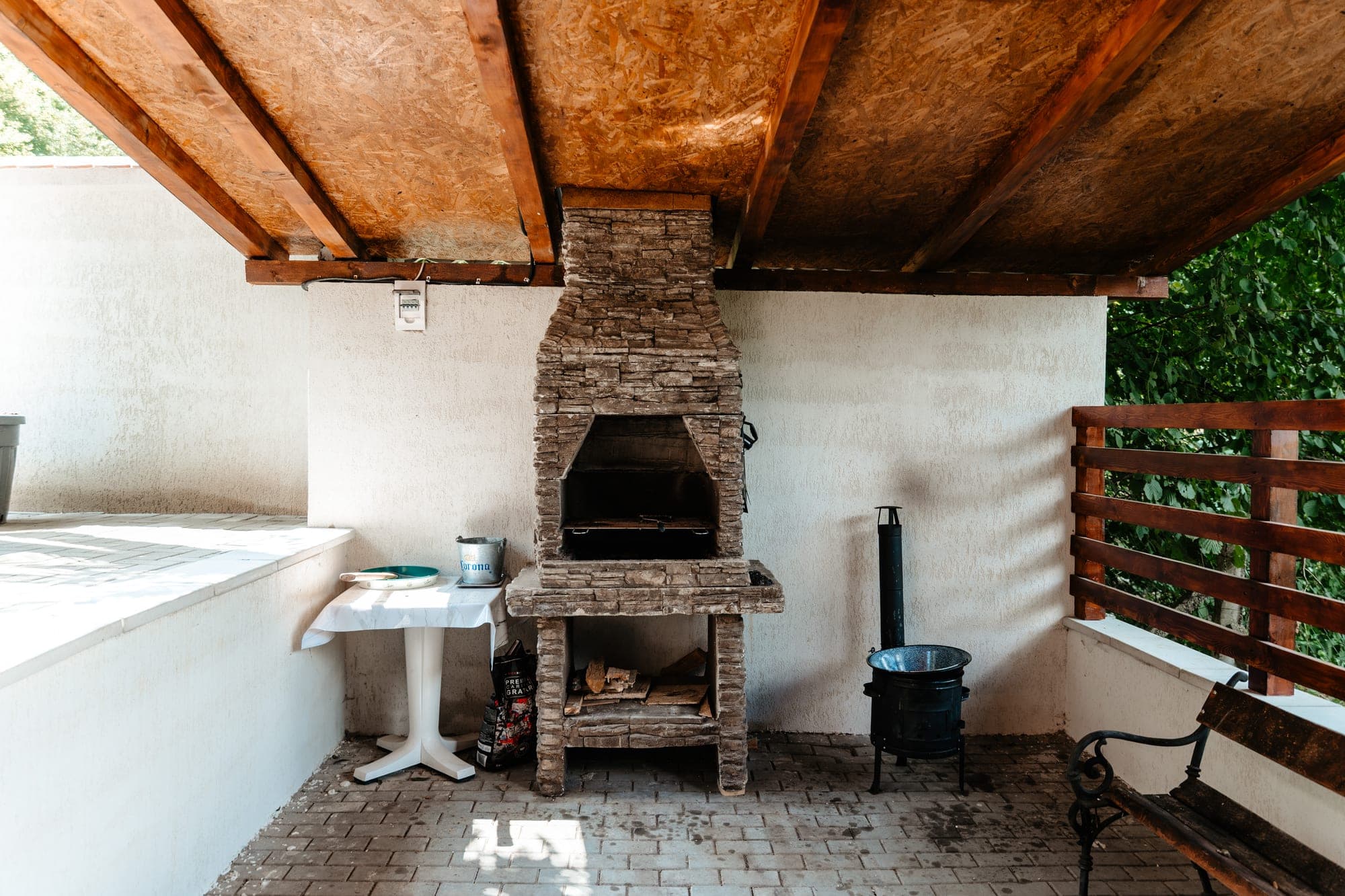 Grătar de piatră în zona de gătit de la Villa Palm