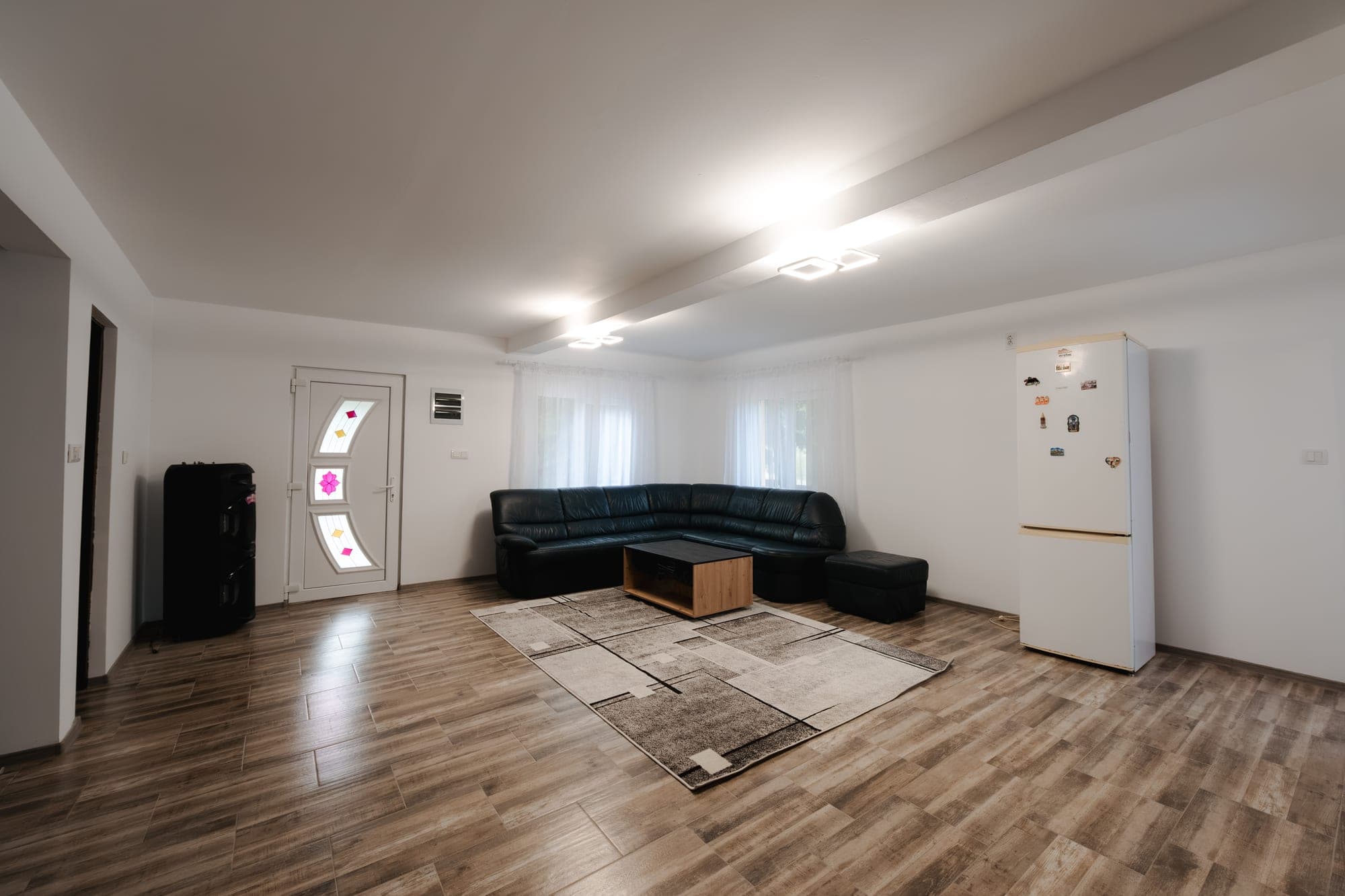 Livingul văzut de la intrare, la Villa Palm