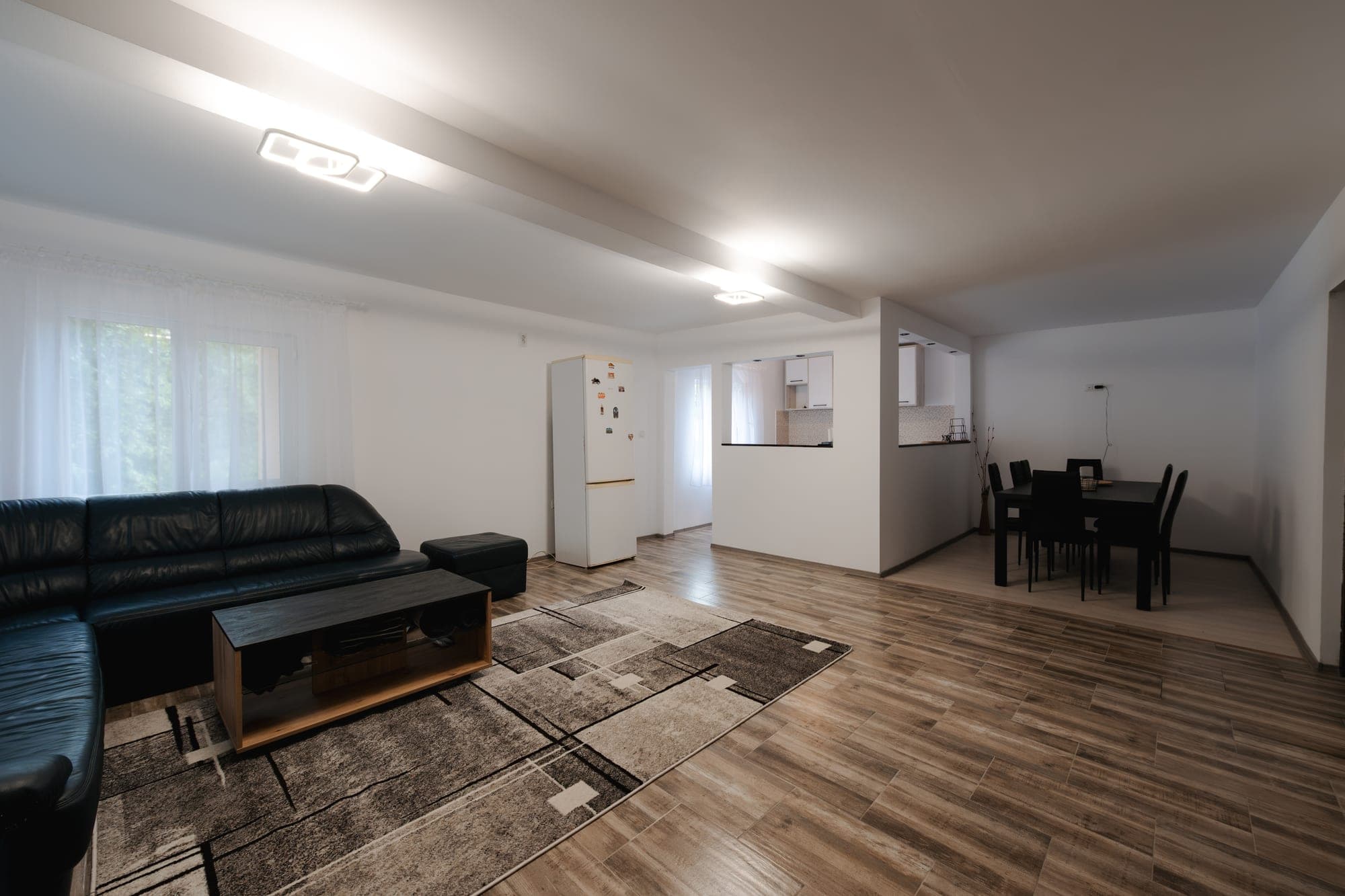Living cu canapea și masă de dining la Villa Palm, Poiana Aiudului