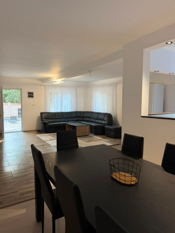 Living și masa de dining la Villa Palm, Poiana Aiudului