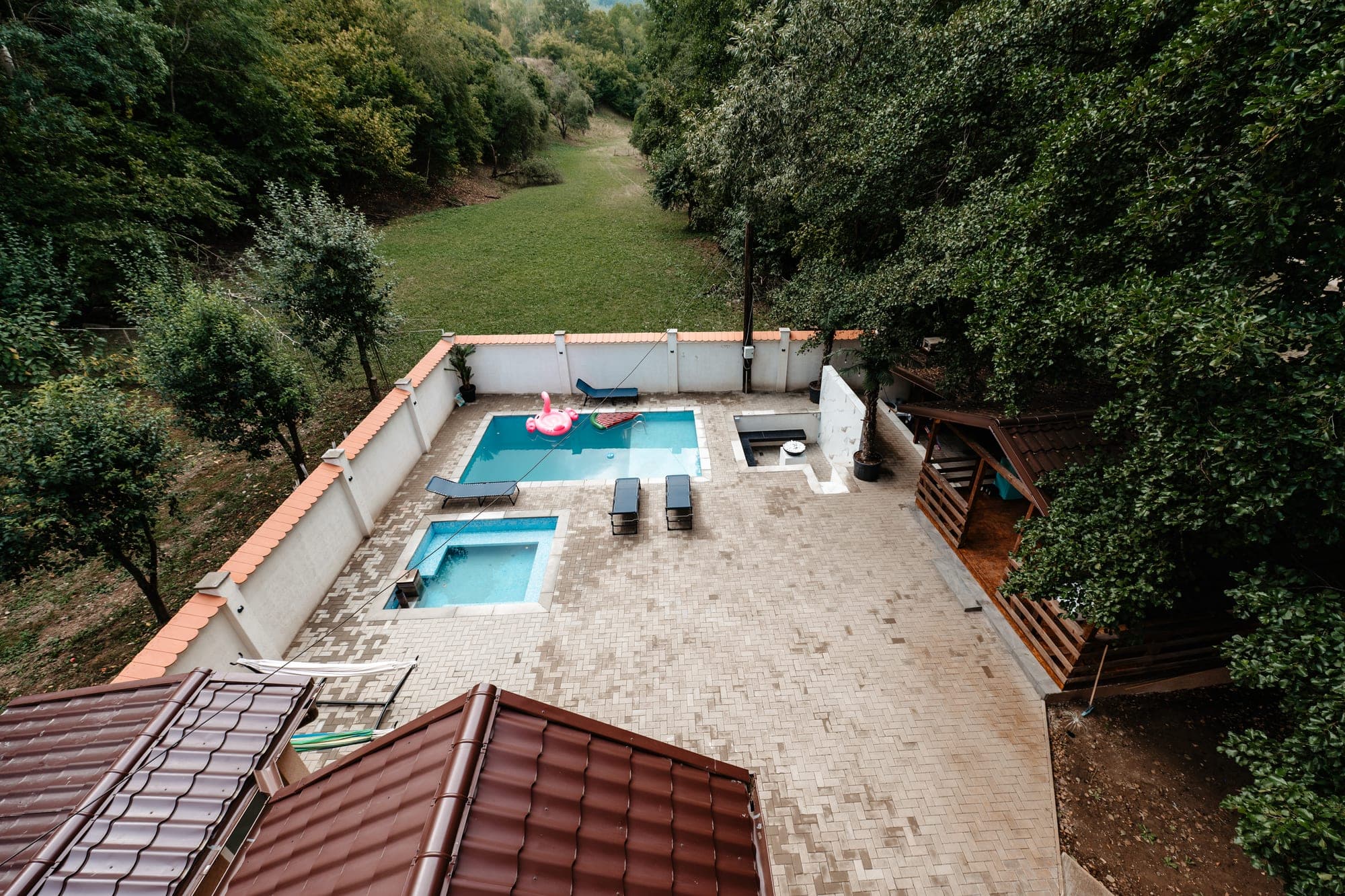 Vedere de sus spre piscină și ciubăr la Villa Palm, Poiana Aiudului